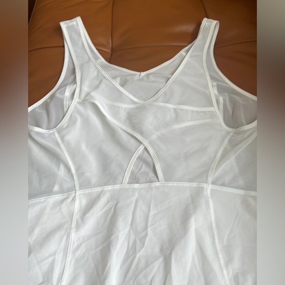 Lululemon Athletica - Run with the Sun Tank Top in white. Size 10 - Picture 6 of 9